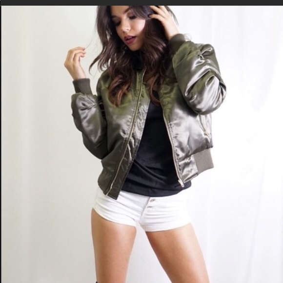 NWT POSHMARK EDITOR HOST PICK OLIVE GREEN SILKY PUFFER BOMBER MOTO JACKET COAT - Picture 2 of 6